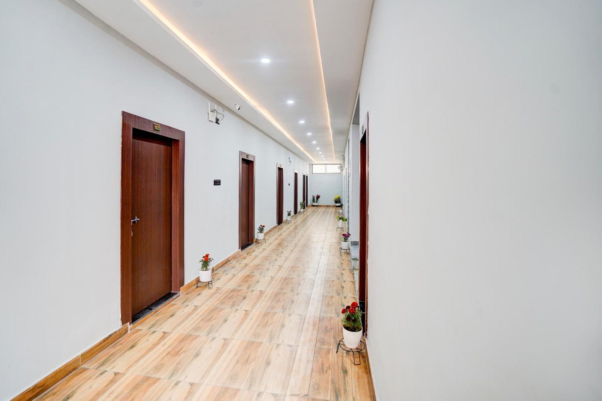 Hotel Vibe Blu- Varanasi Luaran gambar