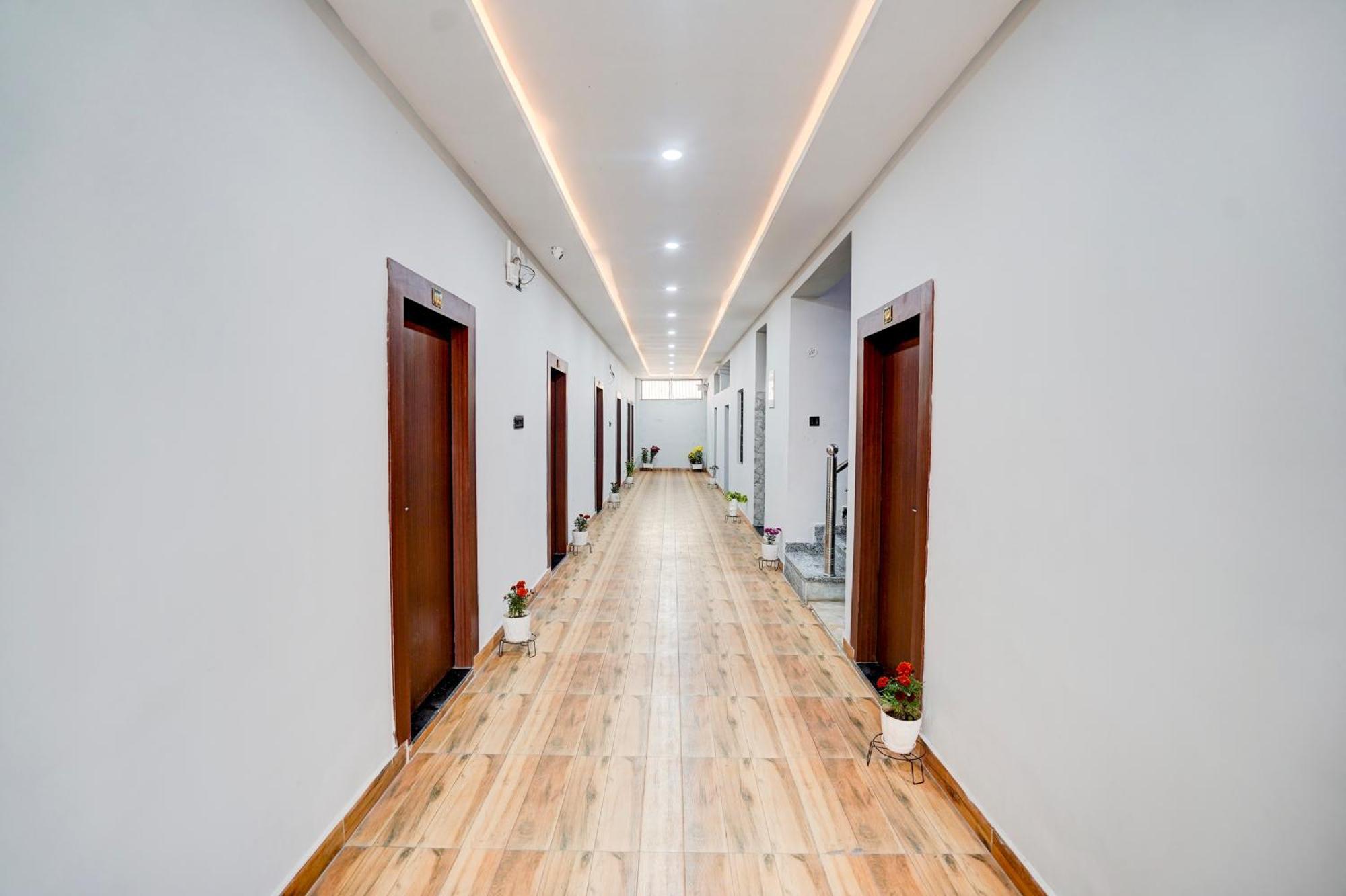 Hotel Vibe Blu- Varanasi Luaran gambar